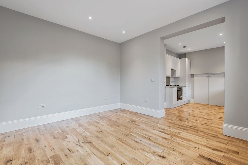 Property photo 1 of 10 370562 (3)