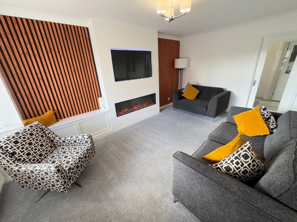 Property photo 3 of 26 Lounge
