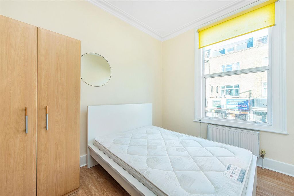 Property photo 3 of 10 31936_Davies_And_Davies_65A_Stroud_Green_Rd_2_Lo.J