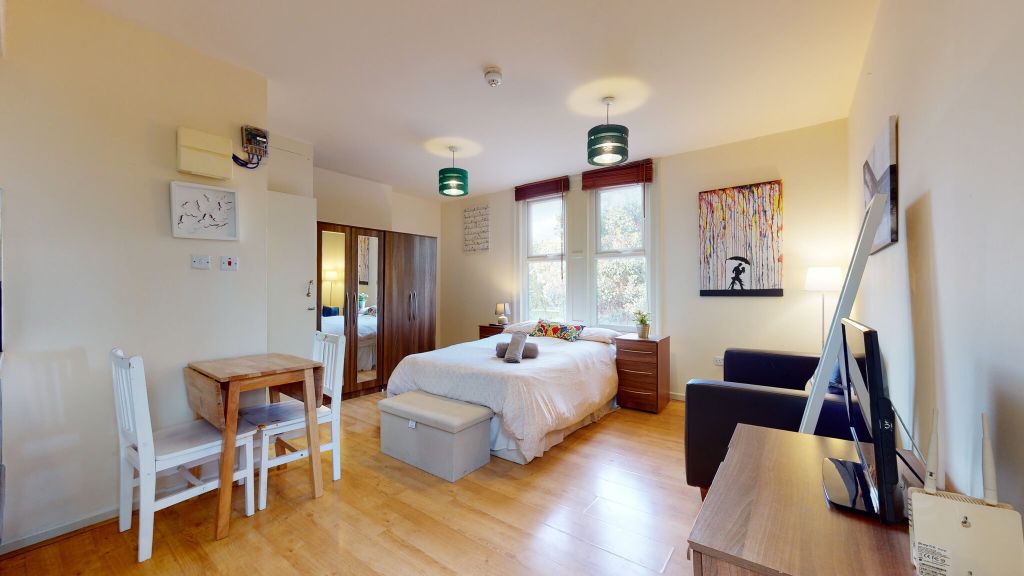 Property photo 1 of 10 Bedroom
