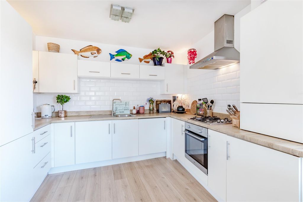 Property photo 2 of 11 Kitchen