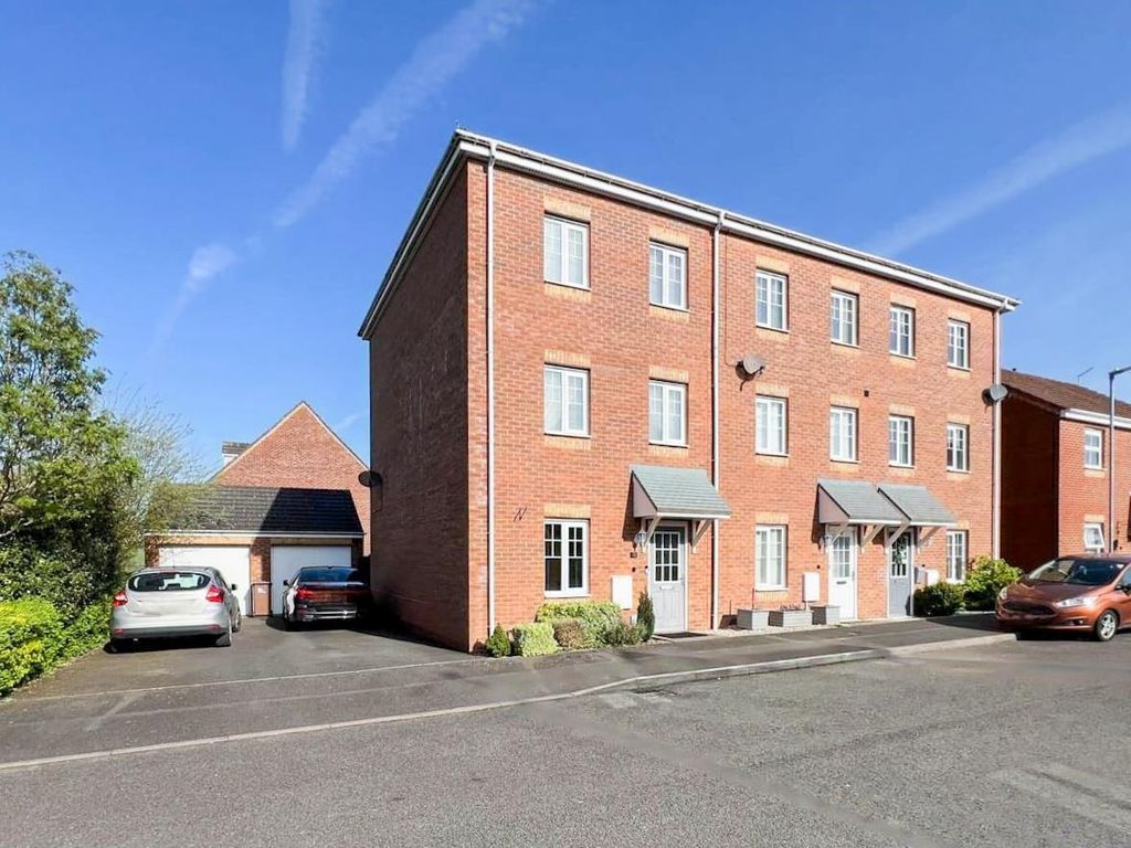 Property photo 2 of 21 Frontage, Garage &amp; Drive