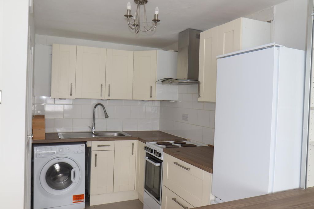 Property photo 3 of 6 Two Bedroom Flat For Rent