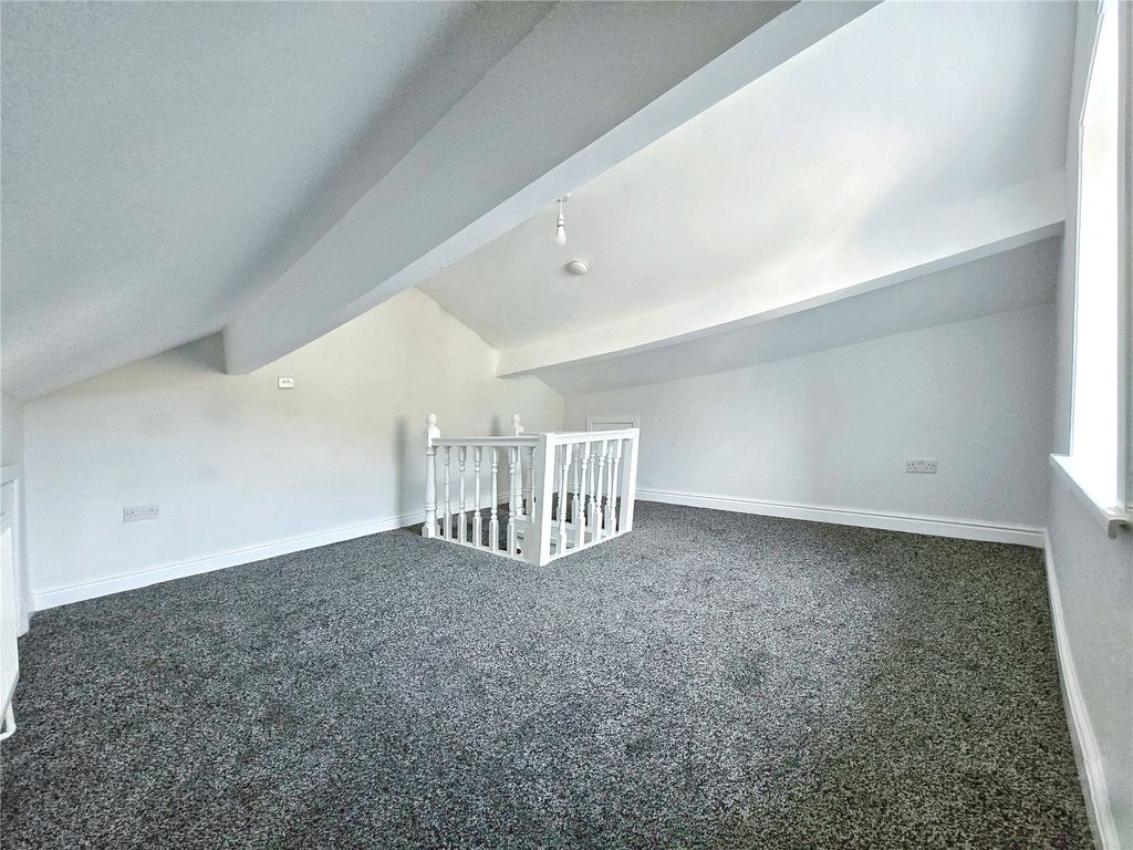 Property photo 3 of 16 Loft Room