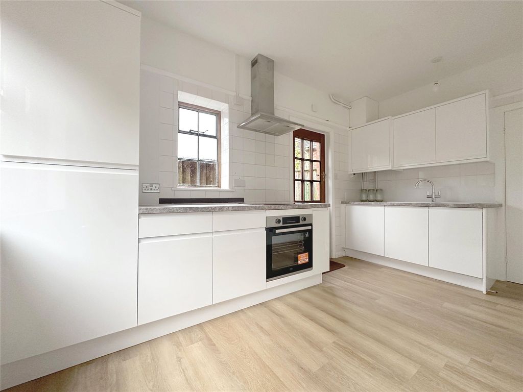 Property photo 3 of 9 Kitchen