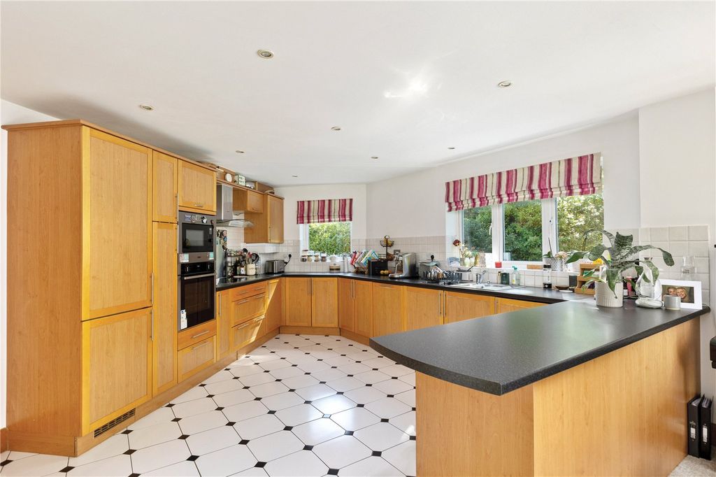 Property photo 2 of 11 Kitchen