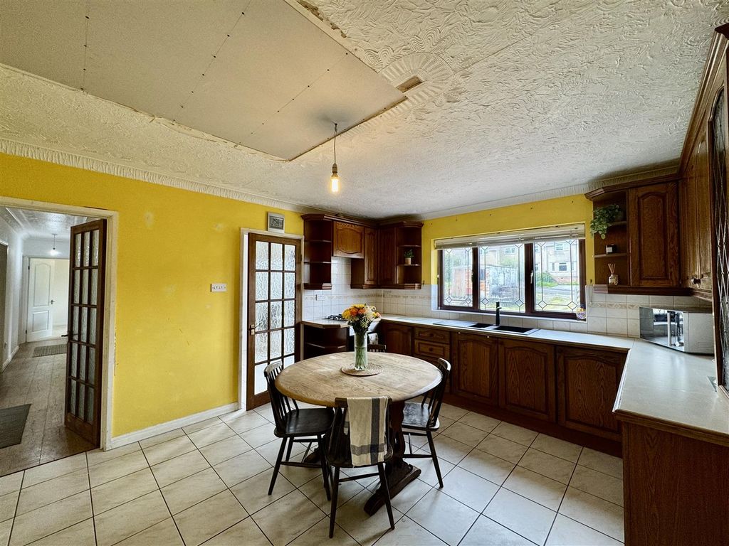 Property photo 3 of 25 Kitchen