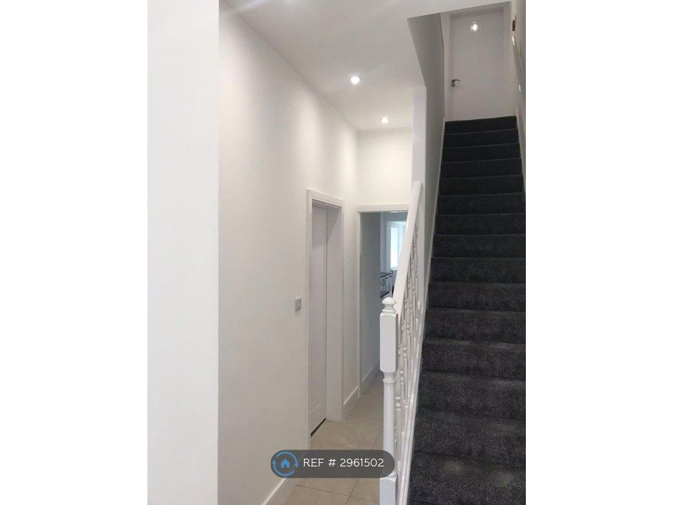 Property photo 3 of 26 Hallway 3