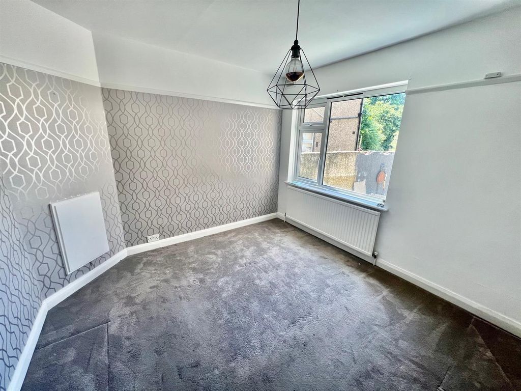 Property photo 3 of 7 Bed 2.Jpg