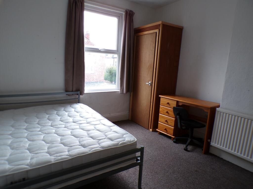 Property photo 3 of 9 A Cozy Double Bedroom Featuring Ample Natural Ligh...