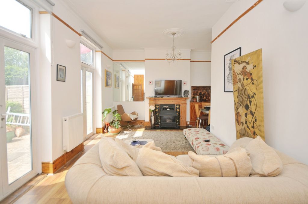 Property photo 2 of 20