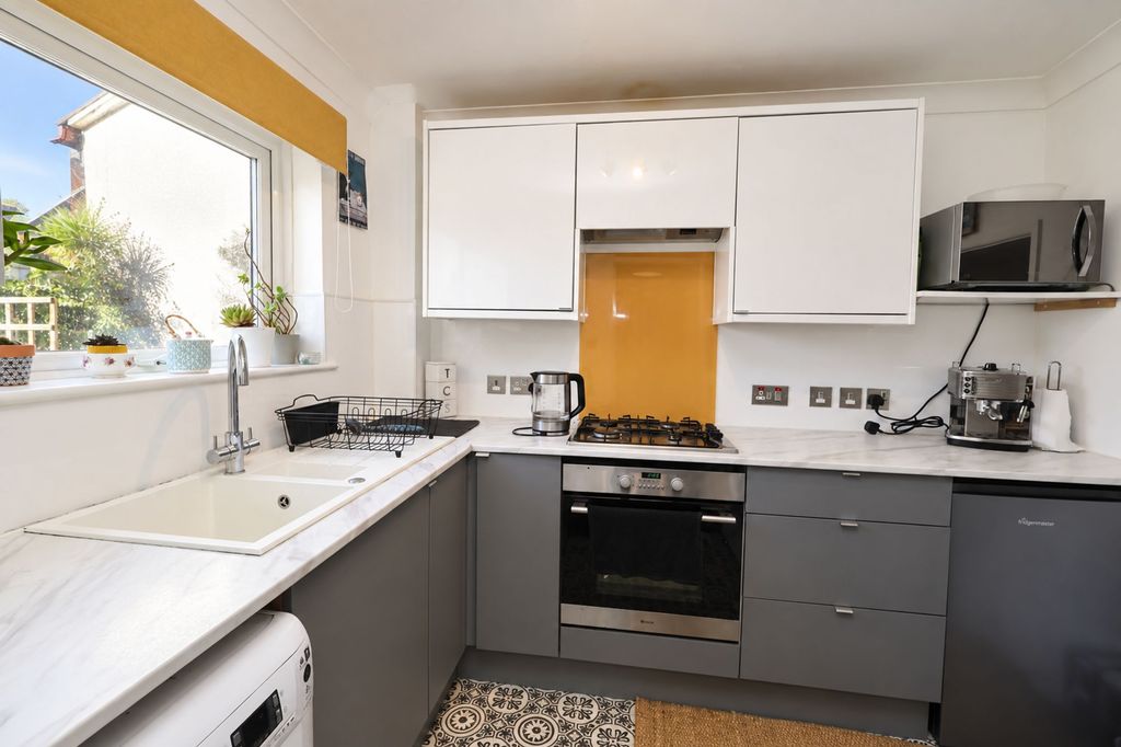 Property photo 3 of 19 Kitchen