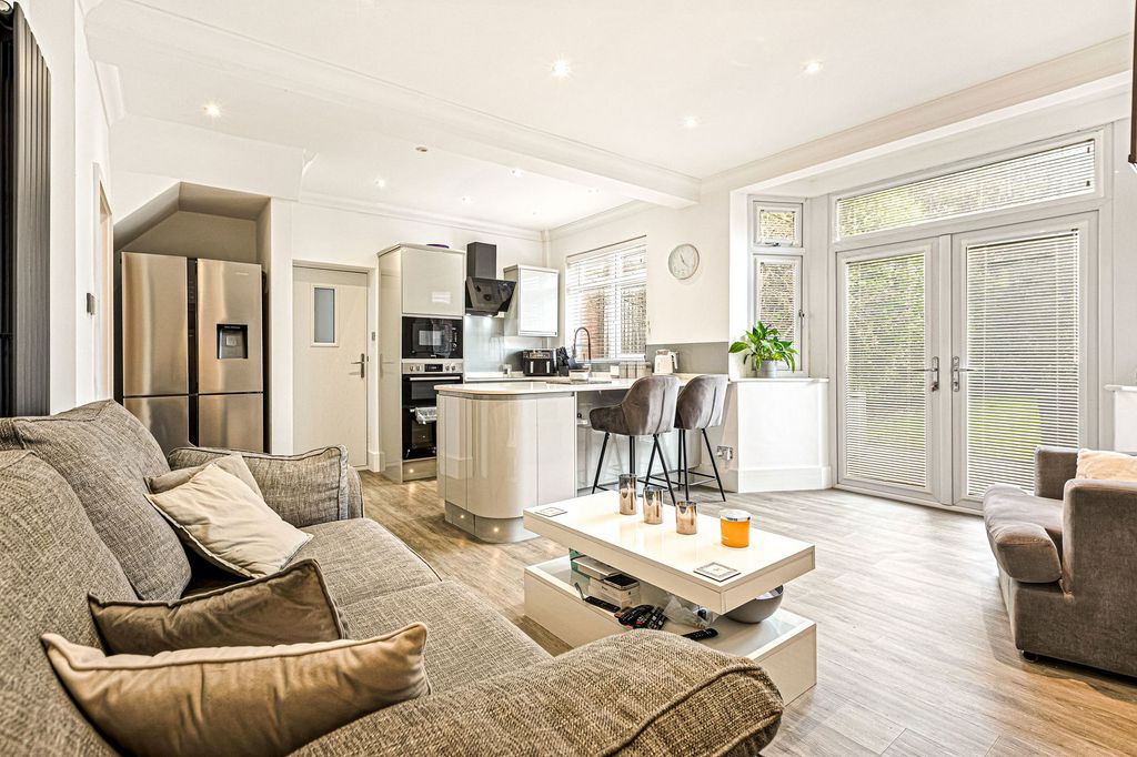 Property photo 2 of 27