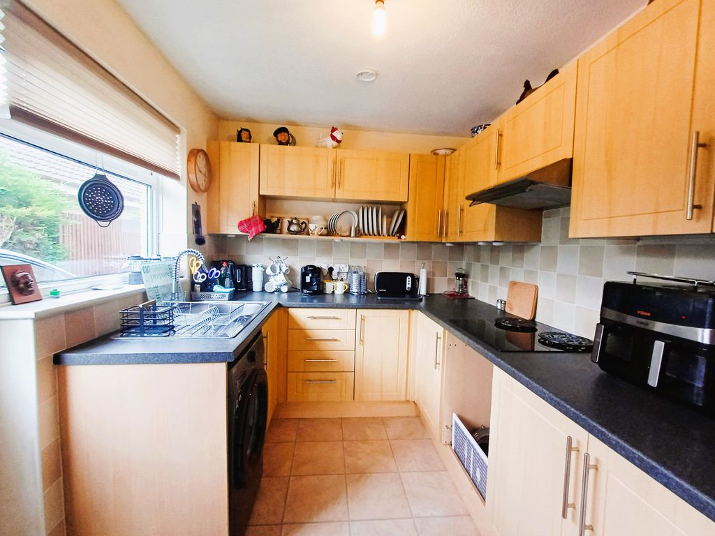 Property photo 3 of 11 Kitchen