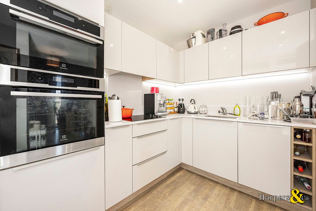 Property photo 3 of 9 Photo 4