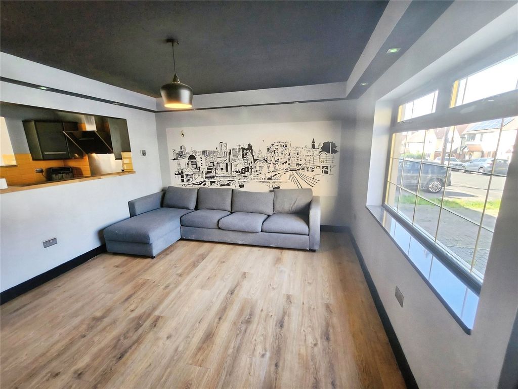 Property photo 3 of 24 Lounge
