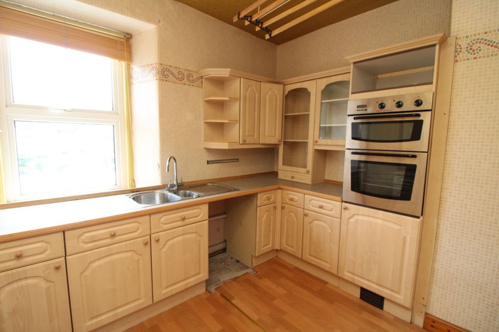 Property photo 2 of 18 Kitchen