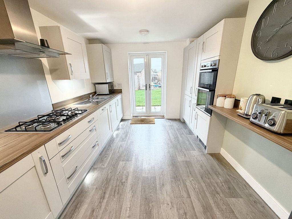 Property photo 3 of 18 Kitchen Diner