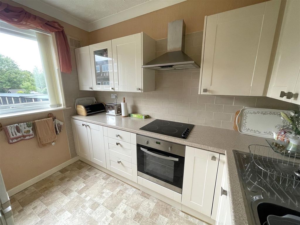 Property photo 3 of 11 Kitchen