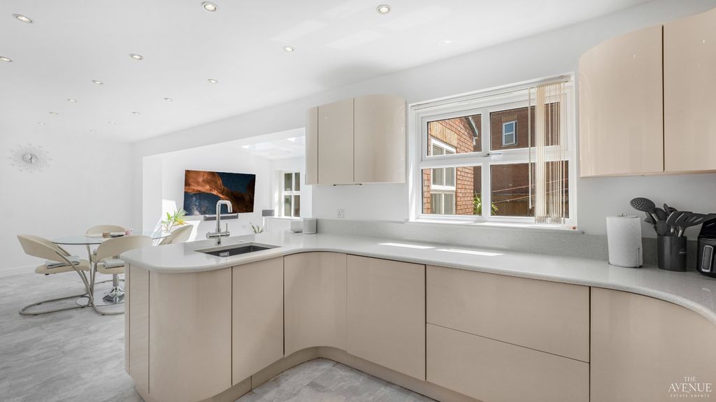 Property photo 2 of 49 5171714