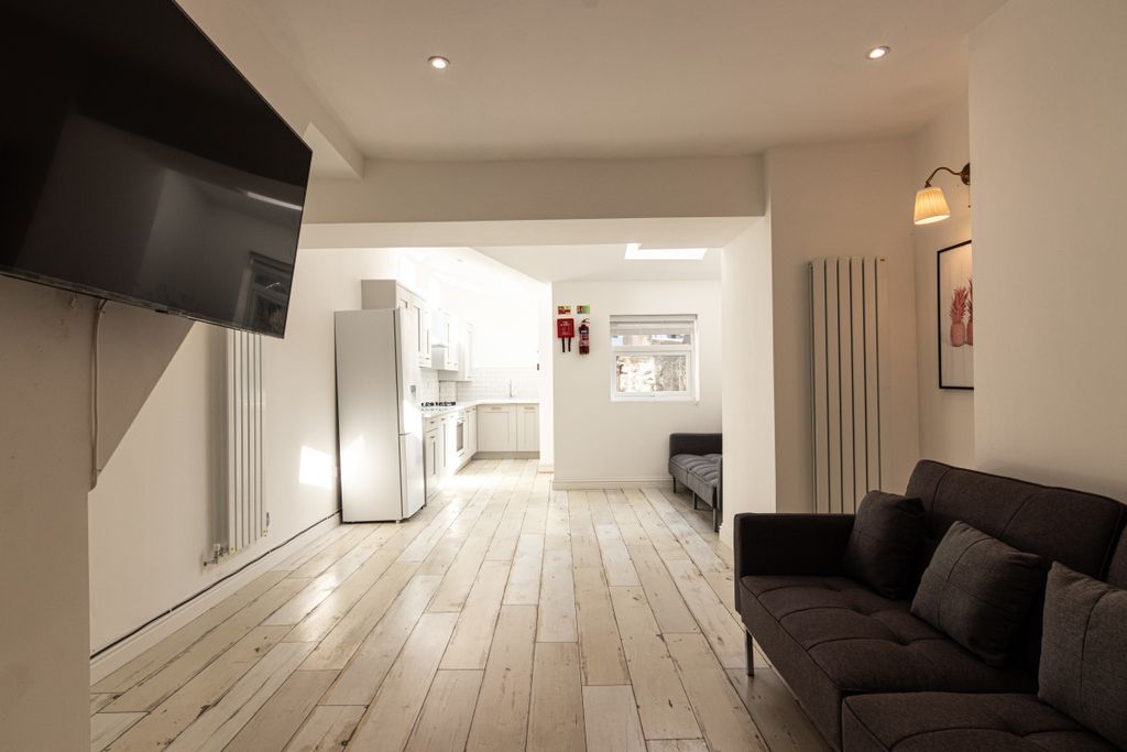 Property photo 3 of 7 5 Gladstone Terrace Living Room 3