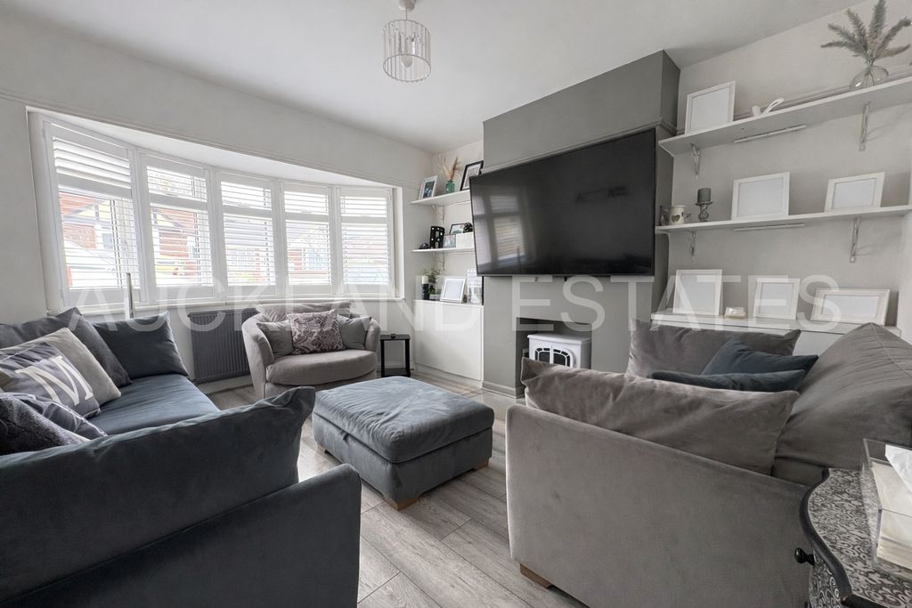 Property photo 3 of 23 Image00022