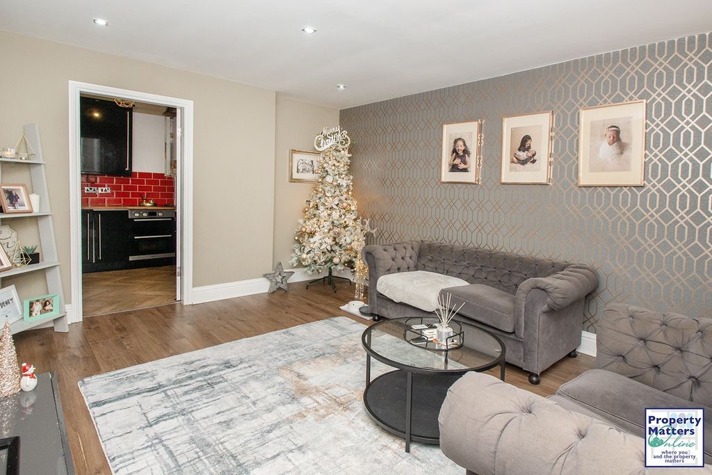 Property photo 2 of 17 Lounge