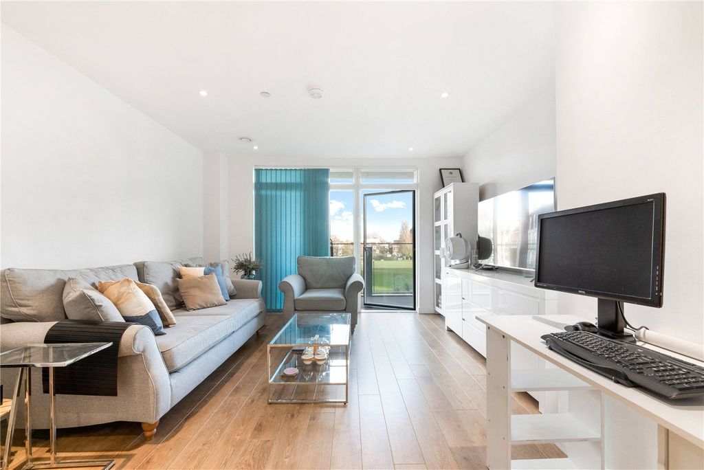 Property photo 2 of 14 Chorley Court