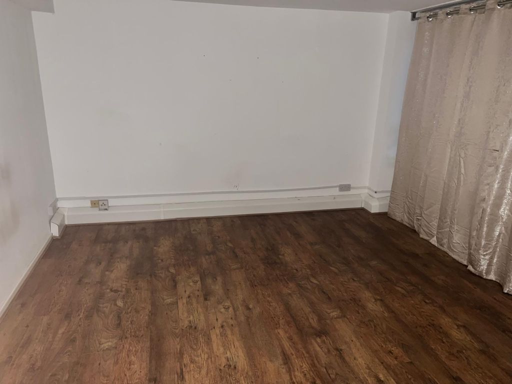Property photo 1 of 8 2 Bedroom Flat For Sale