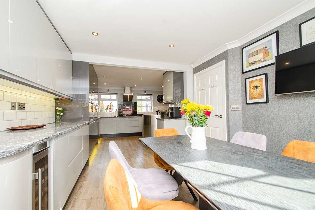 Property photo 3 of 33 Photo 2