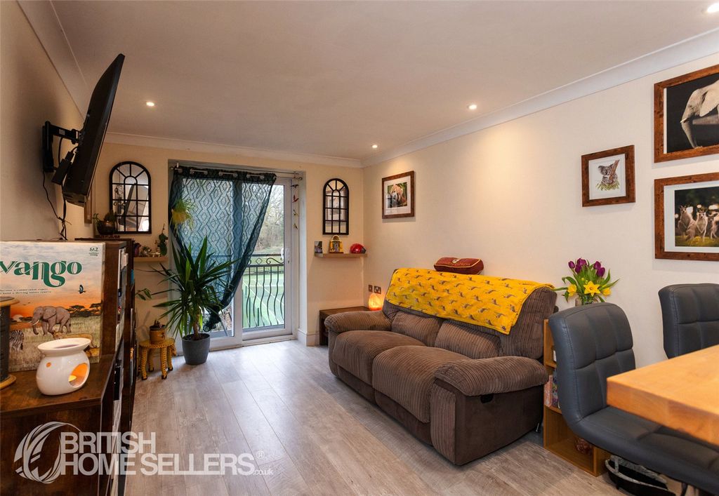 Property photo 2 of 37 Picture No. 13