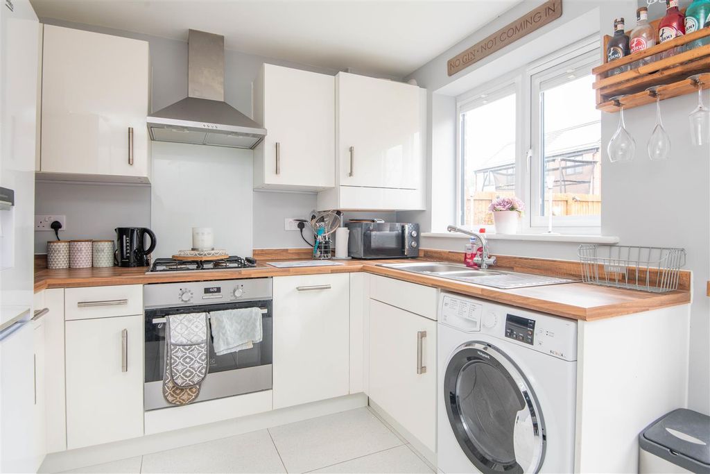 Property photo 3 of 17 Kitchen