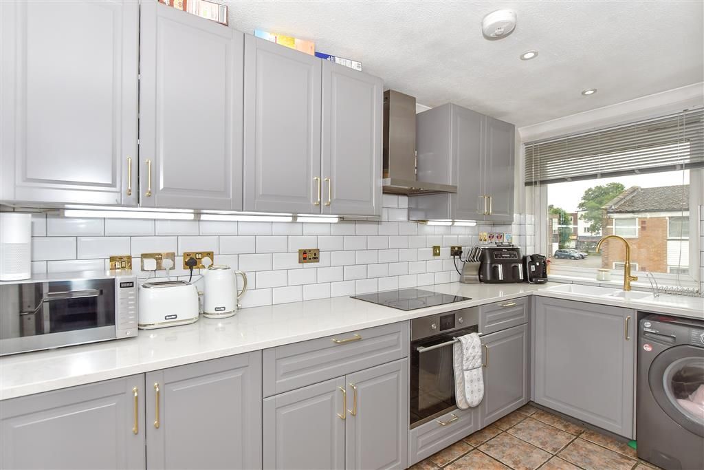 Property photo 3 of 12 Kitchen