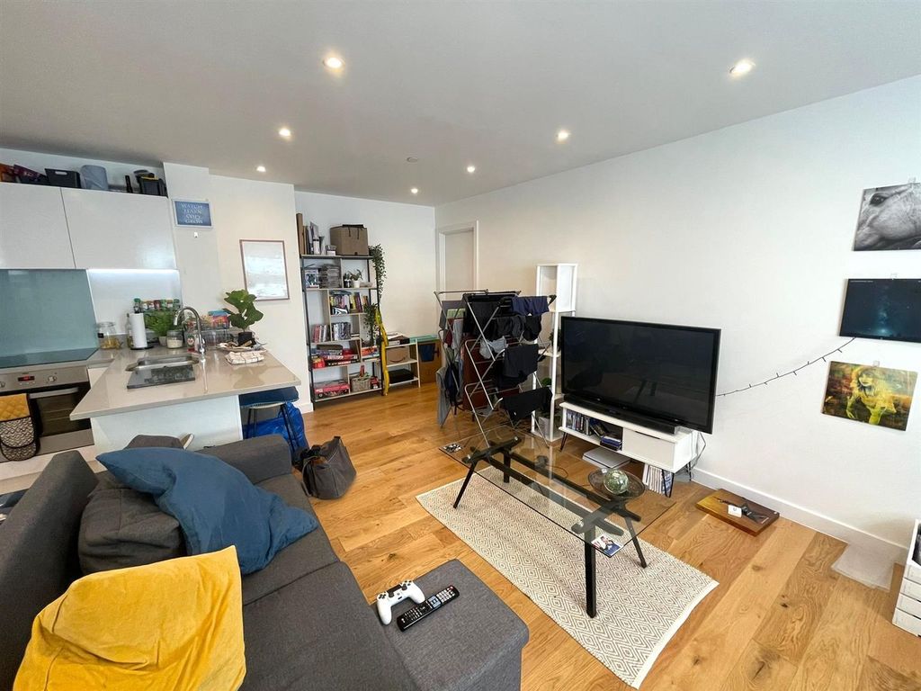 Property photo 3 of 11 Livingroom.Jpg