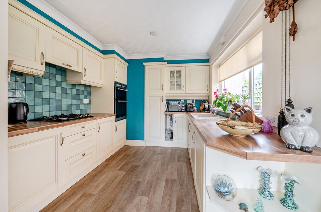 Property photo 3 of 18 Kitchen