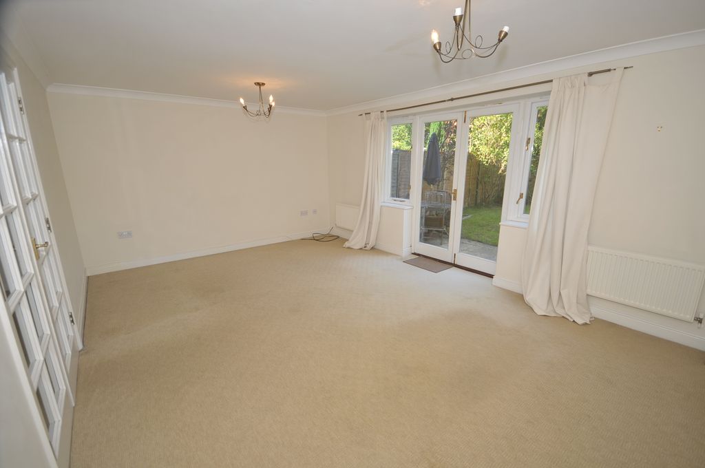 Property photo 3 of 11 Lounge