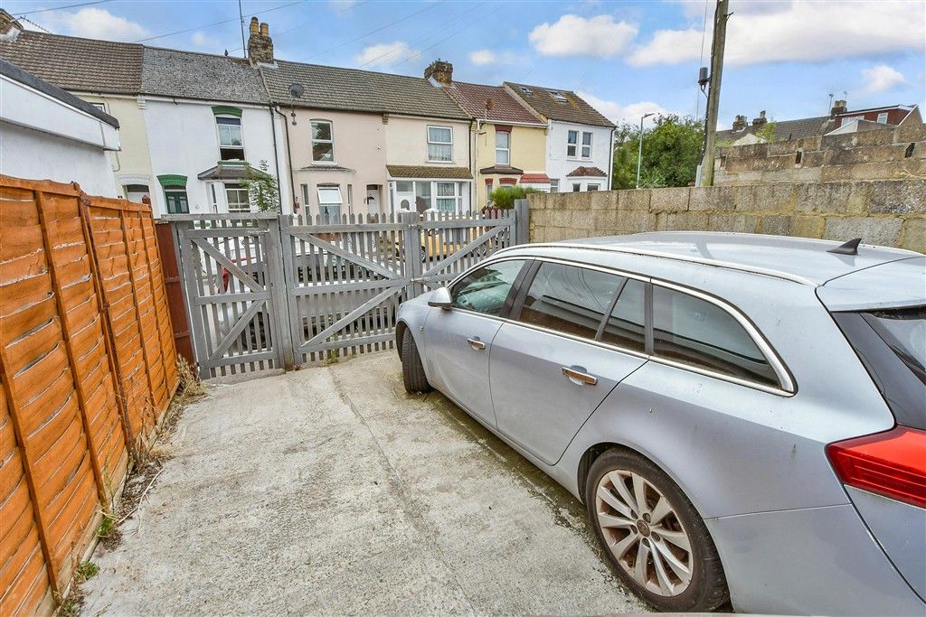 Property photo 1 of 7 Driveway/Parking