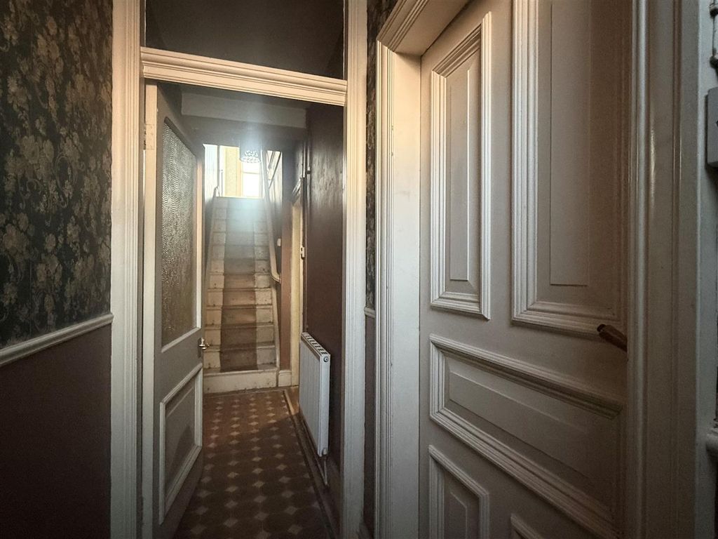 Property photo 2 of 8 62 Qvs - Hallway.Jpg