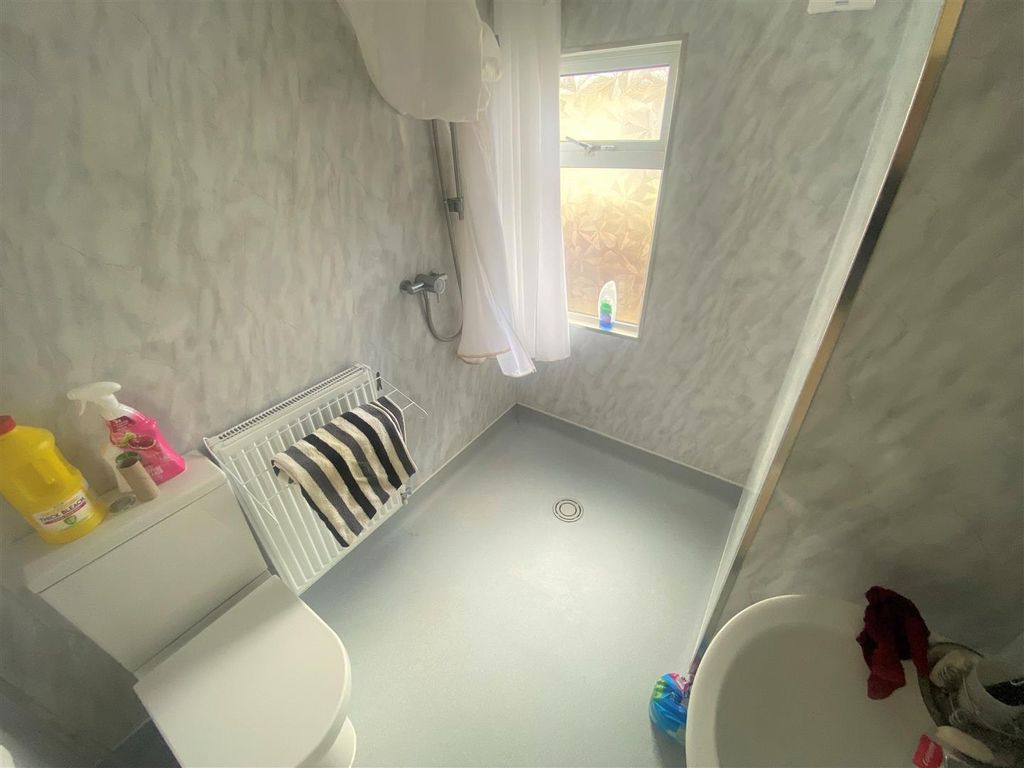Property photo 2 of 9 Bathroom