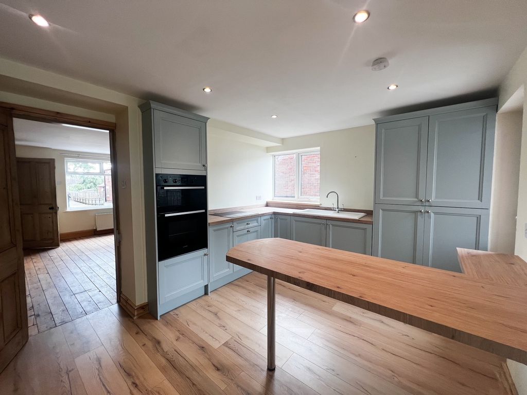 Property photo 3 of 11 Kitchen