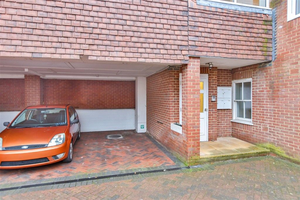 Property photo 2 of 10 Driveway/Parking