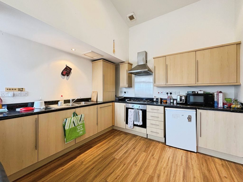 Property photo 2 of 18 F4E83908-3