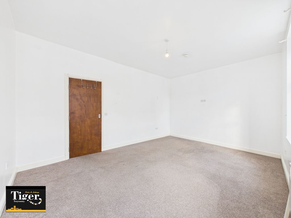 Property photo 3 of 9 Cam03440G0-Pr0704-Still002