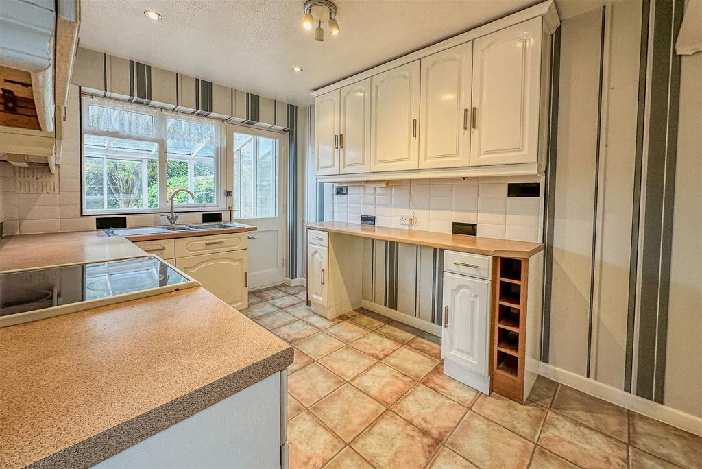 Property photo 3 of 10 Kitchen