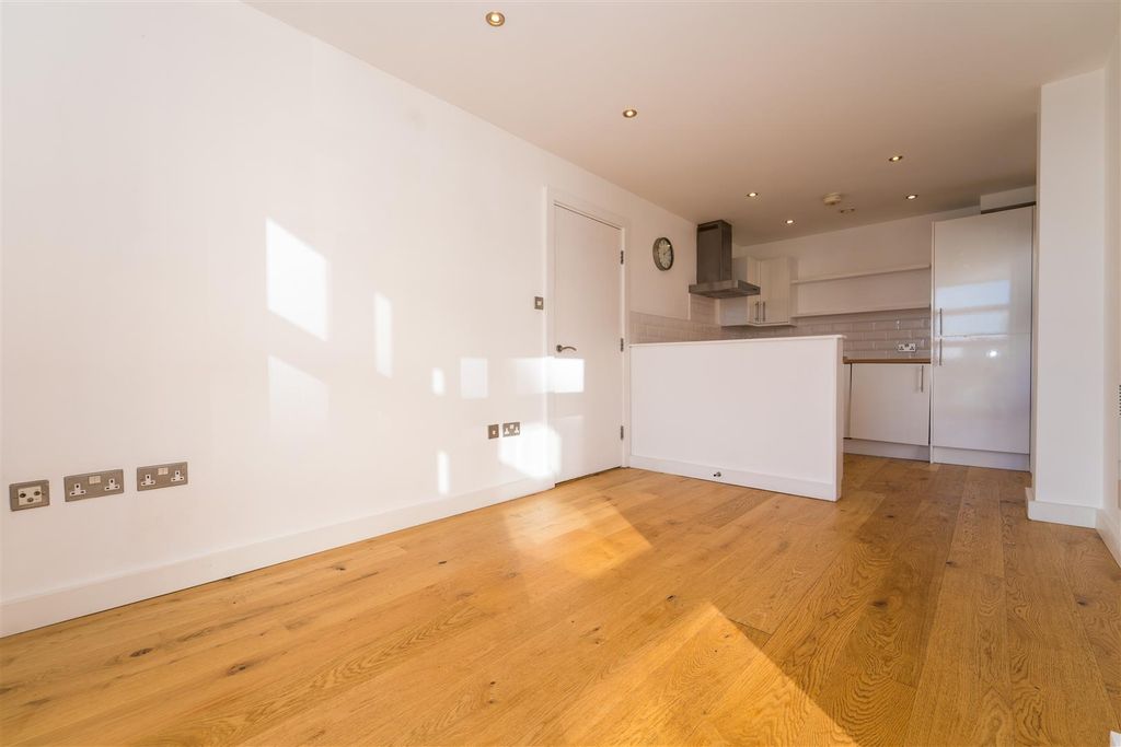 Property photo 3 of 14 Lounge