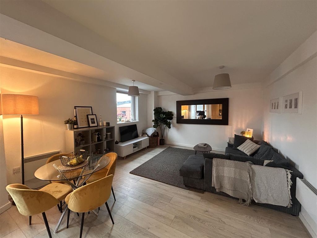 Property photo 1 of 10 Argyle liv.Jpeg