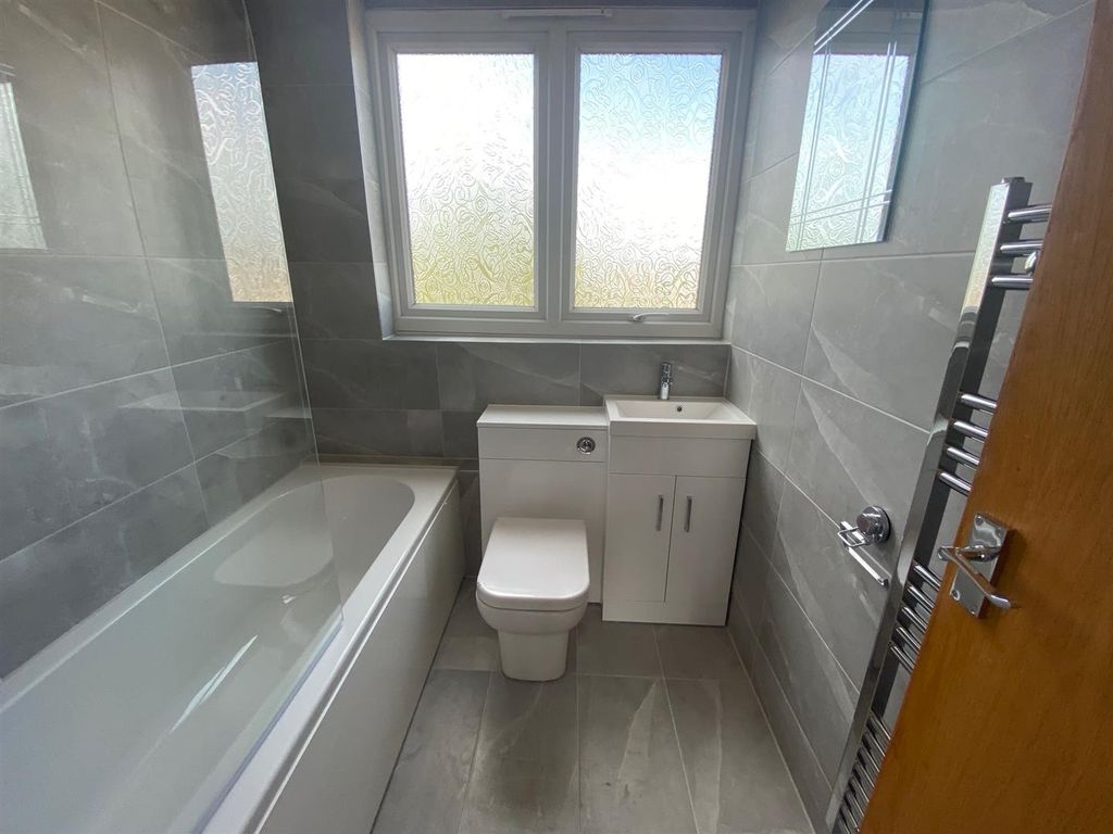 Property photo 3 of 14 Bathroom.Jpg