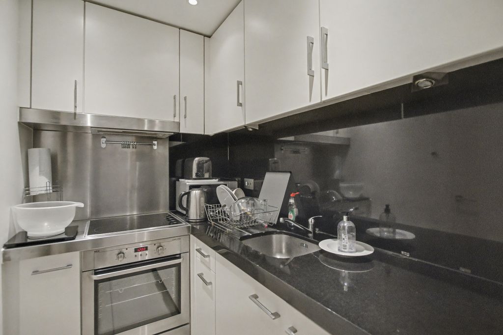 Property photo 3 of 9 524 New Providence Wharf, 1 Fairmont Avenue, Canary Wharf, London, E14 9Pl