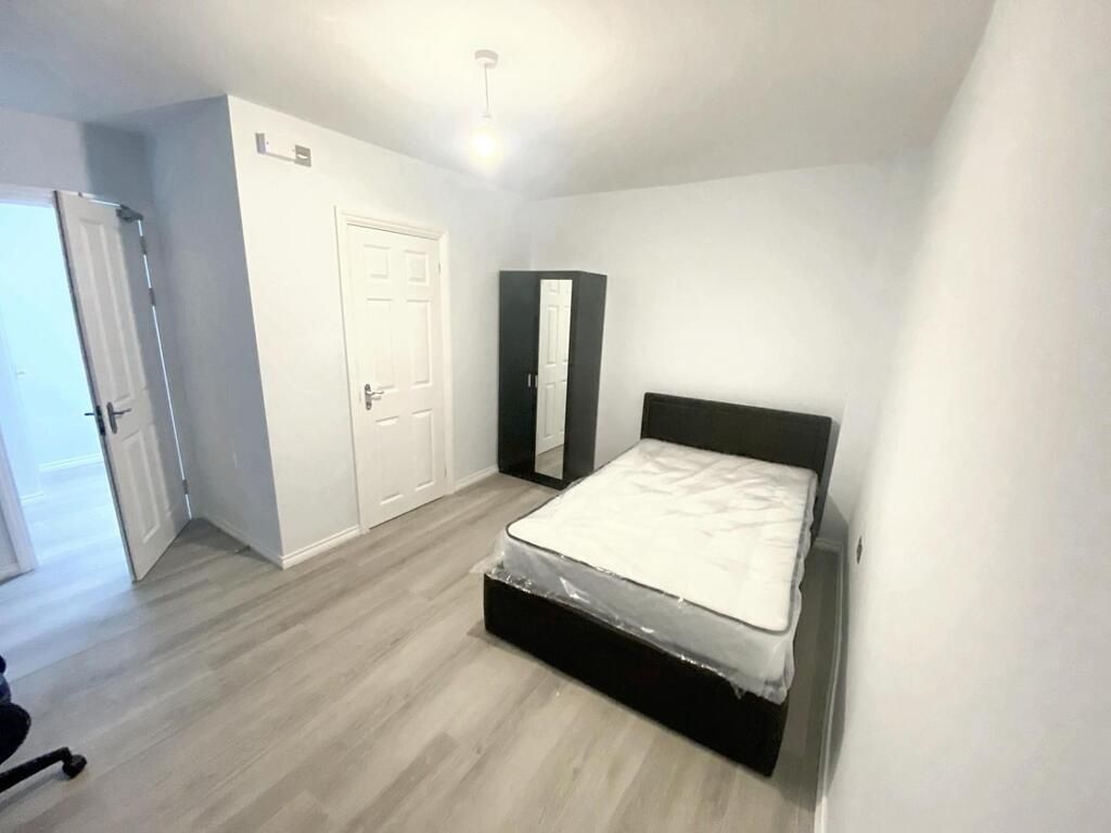 Property photo 3 of 13 Bright, Modern Double Bedroom With Neutral Dã©Cor, ...