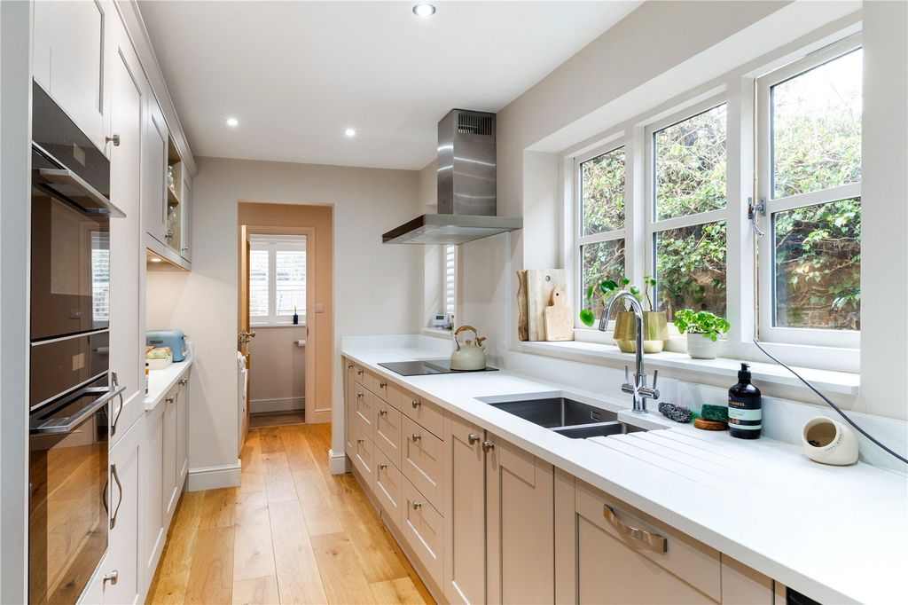 Property photo 3 of 11 Kitchen